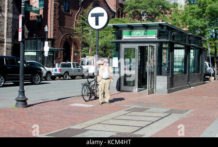 Une des entrées de la gare Copley T de la Ligne verte sur Boylston Street Back Bay de Boston, MA USA Banque D'Images