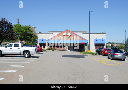 L'extérieur de l'IHOP Restaurant où le petit-déjeuner est servi tous les jours dans la région de Brockton, MA USA sur un ciel bleu clair jour. Banque D'Images