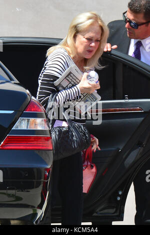 Candy Spelling fait Une apparence rare tout en utilisant son sac à main comme Un bloqueur de soleil comme elle Deals avec une vague de chaleur intense LA DE plus de 100 degrés. Avec la participation des artistes : Candy Spelling où : Beverly Hills, California, États-Unis quand : 05 Sep 2017 crédit : WENN.com Banque D'Images