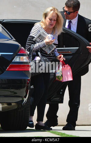 Candy Spelling fait Une apparence rare tout en utilisant son sac à main comme Un bloqueur de soleil comme elle Deals avec une vague de chaleur intense LA DE plus de 100 degrés. Avec la participation des artistes : Candy Spelling où : Beverly Hills, California, États-Unis quand : 05 Sep 2017 crédit : WENN.com Banque D'Images