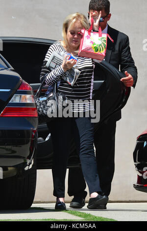 Candy Spelling fait Une apparence rare tout en utilisant son sac à main comme Un bloqueur de soleil comme elle Deals avec une vague de chaleur intense LA DE plus de 100 degrés. Avec la participation des artistes : Candy Spelling où : Beverly Hills, California, États-Unis quand : 05 Sep 2017 crédit : WENN.com Banque D'Images
