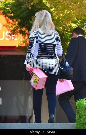 Candy Spelling fait Une apparence rare tout en utilisant son sac à main comme Un bloqueur de soleil comme elle Deals avec une vague de chaleur intense LA DE plus de 100 degrés. Avec la participation des artistes : Candy Spelling où : Beverly Hills, California, États-Unis quand : 05 Sep 2017 crédit : WENN.com Banque D'Images