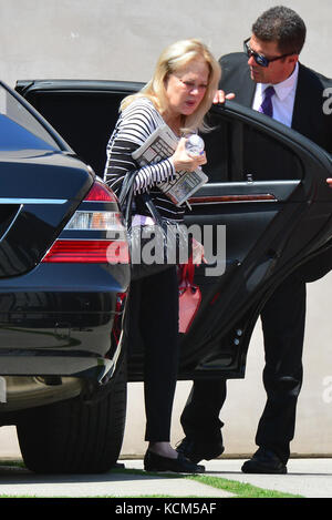 Candy Spelling fait Une apparence rare tout en utilisant son sac à main comme Un bloqueur de soleil comme elle Deals avec une vague de chaleur intense LA DE plus de 100 degrés. Avec la participation des artistes : Candy Spelling où : Beverly Hills, California, États-Unis quand : 05 Sep 2017 crédit : WENN.com Banque D'Images