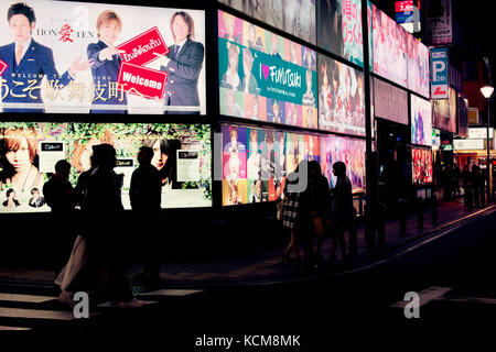 Panneaux d'affichage lumineux au néon faisant de la publicité dans les clubs hôtes du quartier rouge de Kabuki-cho à Shinjuku, Tokyo, Japon Banque D'Images