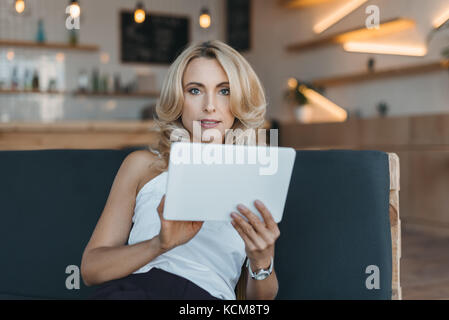 Woman using digital tablet Banque D'Images