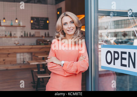 Cafe propriétaire avec open sign Banque D'Images