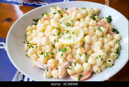 Libre d'un plat typique de la cuisine italienne faite maison avec des fruits de mer pommes de terre et de farine, garni de crevettes Banque D'Images