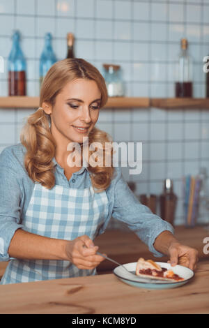 Serveuse avec pie in cafe Banque D'Images