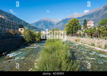 Merano dans le Tyrol du Sud, une belle ville de Trentin-Haut-Adige, vue sur la célèbre promenade le long de la rivière Passirio. Le nord de l'Italie. Banque D'Images