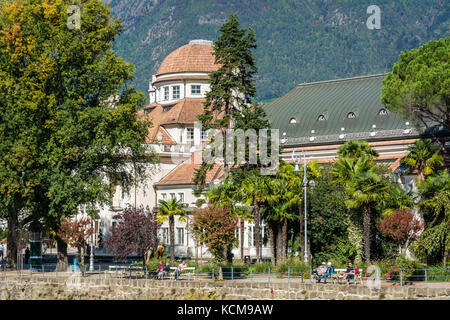 Merano dans le Tyrol du Sud, une belle ville de Trentin-Haut-Adige, vue sur la célèbre promenade le long de la rivière Passirio. Le nord de l'Italie. Banque D'Images