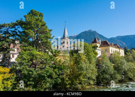 Merano dans le Tyrol du Sud, une belle ville de Trentin-Haut-Adige, vue sur la célèbre promenade le long de la rivière Passirio. Le nord de l'Italie. Banque D'Images