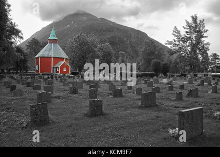 Cimetière en noir et blanc et Eglise rouge en Norvège Banque D'Images