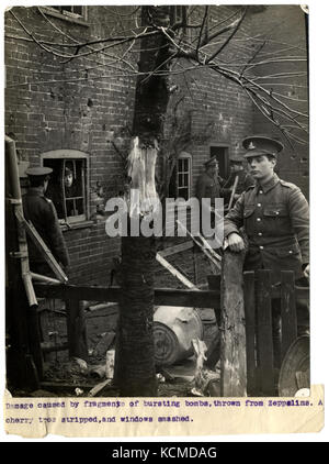 Dommages causés par des fragments d'éclatement des bombes, lancées de zeppelins (Photo 2428) Banque D'Images