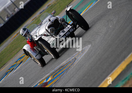 LE MANS, FRANCE, Juillet 10, 2016 : voiture de course anciennes courses Le Mans Classic sur le circuit des 24 heures. Aucun autre événement dans le monde assemble Banque D'Images