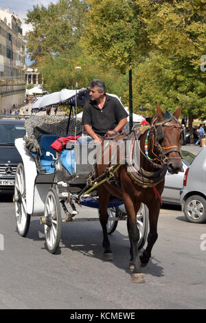 Une calèche taxi à Kanoni, ville de Corfou, Corfou, Grèce. Banque D'Images