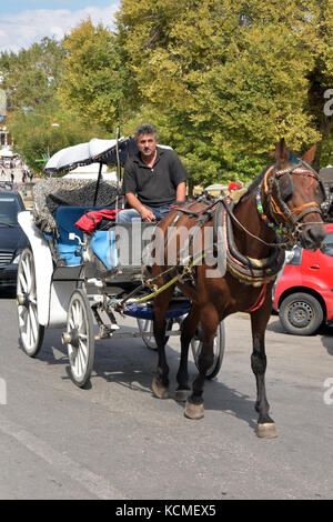 Une calèche taxi à Kanoni, ville de Corfou, Corfou, Grèce. Banque D'Images