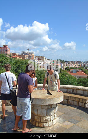 Les touristes à la recherche à un cadran solaire au-dessus de l'Amphithéâtre Romain de Tarragone, Espagne. Banque D'Images