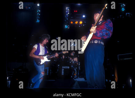 Jeff Beck et Stevie Ray Vaughn qui se réunissent sur le feu Rencontrent la tournée Fury au Memorial Sports Arena de Los Angeles CA USA le 1er décembre 1989. Photo © Kevin Estrada / Media Punch Banque D'Images