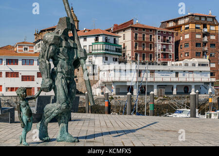 Monument aux pêcheurs et de son fils dans le village de pêcheurs de Bermeo, province de Biscaye, Pays Basque, Pays Basque, Espagne, Europe Banque D'Images