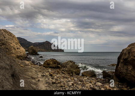 Paysage d'un célèbres formations rocheuses, de baies près du volcan éteint dans la montagne karadag karadag réserver dans le nord-est de la Crimée, de la mer Noire Banque D'Images
