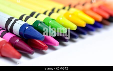 Gros plan des crayons de cire aux couleurs vives Banque D'Images