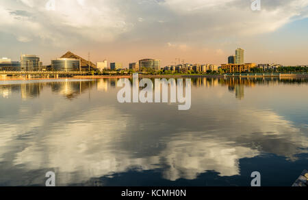 Vue de la ville de tempe skiline et réflexion dans la rivière salée à tempe Banque D'Images