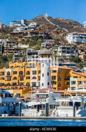 Yachts coûteux dans l'arrière-plan de la ville de Cabo San Lucas, Mexique - péninsule de Californie Banque D'Images