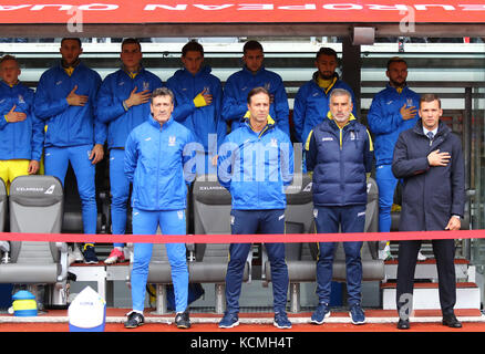 REYKJAVIK, ISLANDE - 5 SEPTEMBRE 2017 : le directeur ukrainien Andriy Shevchenko (R), ses assistants et ses joueurs écoutent les hymnes nationaux avant la FIFA Banque D'Images