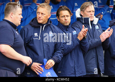 REYKJAVIK, ISLANDE - 5 SEPTEMBRE 2017 : l'entraîneur en chef de l'équipe nationale de football d'Islande Heimir Hallgrimsson (2nd de L) regarde pendant la coupe du monde de la FIFA 2 Banque D'Images