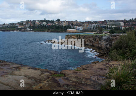 Les falaises et les vagues entourant Coogee Beach à Sydney, Australie Banque D'Images
