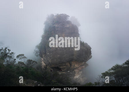 Jour de brouillard dans les montagnes bleues des formations rocheuses spectaculaires. L'augmentation par l'épais brouillard Banque D'Images