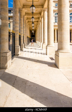 Des passages couverts dans la cour d'Honneur au sein du Palais Royal à Paris, France Banque D'Images