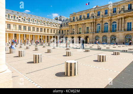 La Cour d'Honneur contient 280 colonnes à rayures noir et blanc connu sous le nom Les colonnes de Buren par l'artiste français Daniel Buren. Palais Royal, Pa Banque D'Images