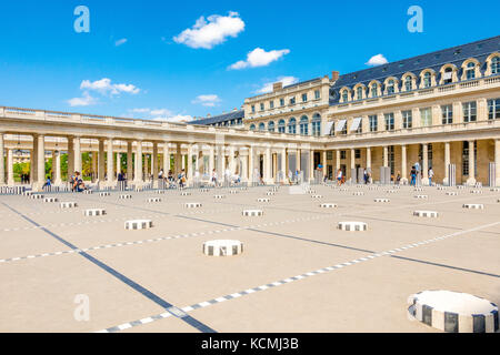 La Cour d'Honneur contient 280 colonnes à rayures noir et blanc connu sous le nom Les colonnes de Buren par l'artiste français Daniel Buren. Palais Royal, Pa Banque D'Images