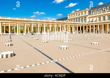 La Cour d'Honneur contient 280 colonnes à rayures noir et blanc connu sous le nom Les colonnes de Buren par l'artiste français Daniel Buren. Palais Royal, Pa Banque D'Images