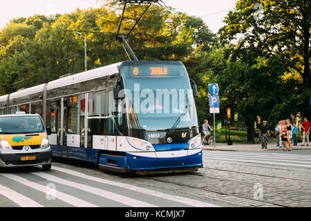 Riga, Lettonie - juillet 2, 2016 : public tramway moderne avec le numéro de la sixième itinéraire sur summer street siegfried anna meierovics boulevard à Riga, latvi Banque D'Images