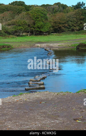 Le passage de la rivière ancienne bien connue au village de Ogmore castle ruins où les grosses pierres ont été placées pour se permettre un pied de passage sur la Ewenny Banque D'Images