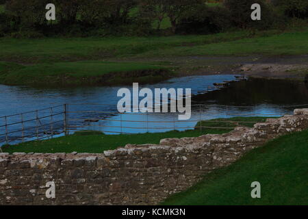 Le passage de la rivière ancienne bien connue au village de Ogmore castle ruins où les grosses pierres ont été placées pour se permettre un pied de passage sur la Ewenny Banque D'Images