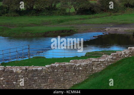 Le passage de la rivière ancienne bien connue au village de Ogmore castle ruins où les grosses pierres ont été placées pour se permettre un pied de passage sur la Ewenny Banque D'Images