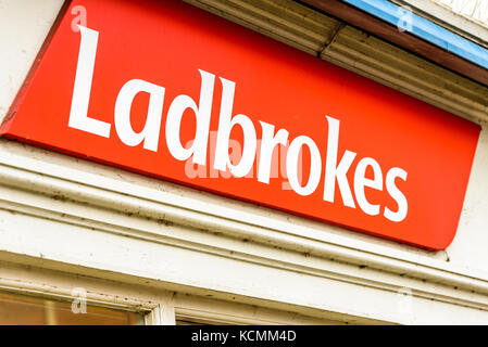 Northampton Royaume-Uni 5 octobre 2017 : paris Ladbrokes signe logo dans le centre-ville de Northampton. Banque D'Images