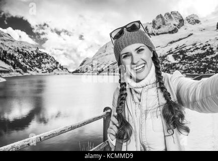 L'hiver à plus haut niveau de l'amusement. smiling young woman in alto adige, Italie prenant selfies Banque D'Images