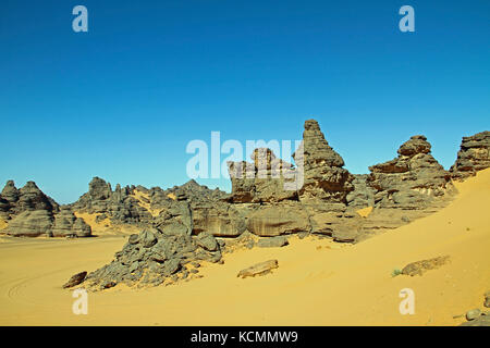 Des formations rocheuses et des dunes de sable dans paysage aride, désert du Sahara, la Libye, 2010 Banque D'Images