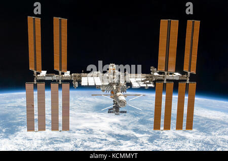 La Station spatiale internationale (ISS) photographié par un membre d'équipage de la navette spatiale Discovery (STS-133) sur un 7 mars 2011. Credit : Futuras - Photos / NASA Banque D'Images