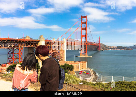 San Francisco, Californie, États-Unis - 15 septembre 2017 : un couple asiatique prend des photos du Golden Gate Bridge. Banque D'Images