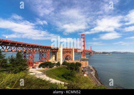 Large vue sur le golden gate bridge à l'heure du lever. Banque D'Images