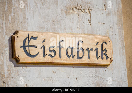 Eisfabrik en bois ou fabrique de glace signe en ville fantôme kolmanskop près de Lüderitz, Namibie, Afrique du Sud Banque D'Images