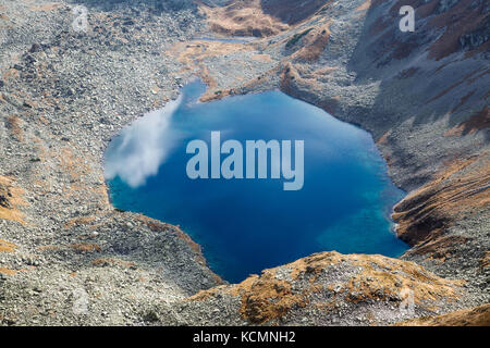 Zadni émeraude lac entouré de montagnes Tatras, Pologne, Europe Banque D'Images