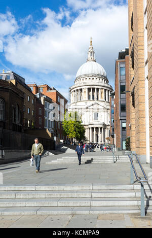 Peter's Hill au-dessous de la Cathédrale St Paul, London, England, UK, descend vers la Tamise et le Millennium Bridge. Banque D'Images