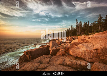 Lever du soleil sur Mount Desert Isle dans le Maine. Banque D'Images