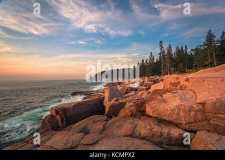 Lever du soleil sur Mount Desert Isle dans le Maine. Banque D'Images